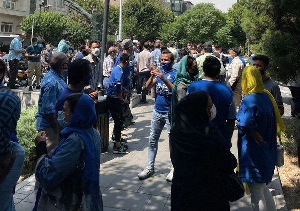 اعتراض هواداران استقلال به مدیریت باشگاه مقابل ساختمان قوه قضاییه