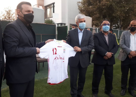 وزیر ورزش دست عزیزی خادم را خوانده بود!
