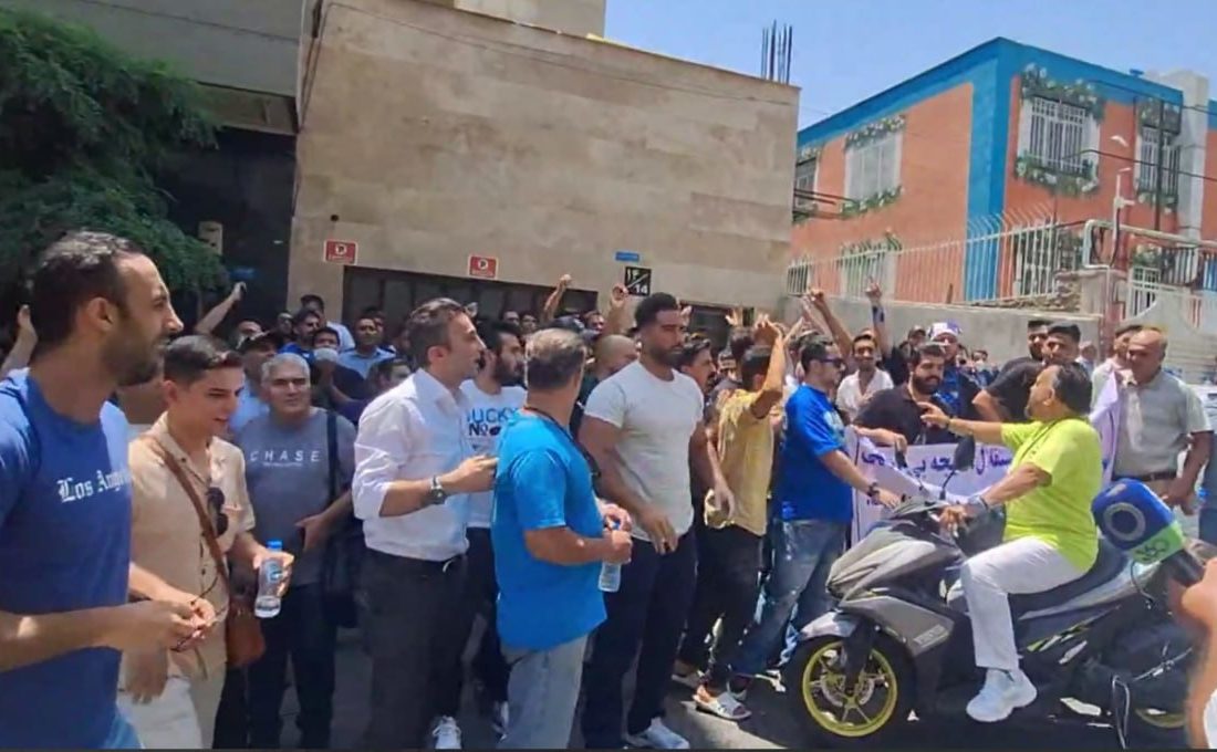 حضور یک پرسپولیسی در تجمع هواداران استقلال!