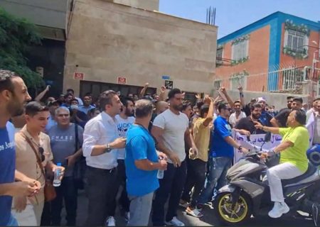 حضور یک پرسپولیسی در تجمع هواداران استقلال!