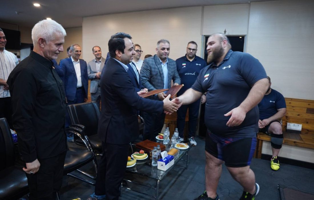 رئیس کمیسیون اقتصادی مجلس و مدیرعامل بانک صادرات ایران در اردوی ملی‌پوشان وزنه‌برداری/ اهدای نشان ویژه فدراسیون وزنه‌برداری به محسن سیفی به پاس حمایت از قهرمانان کشور