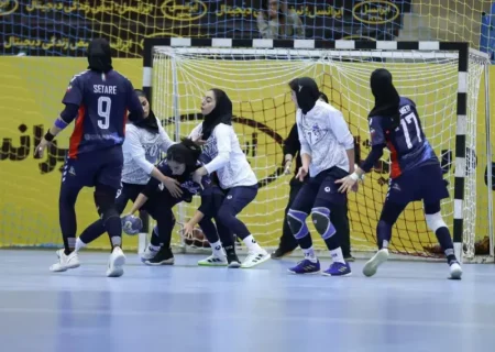 زنان هندبالیست استقلال وارد می شوند