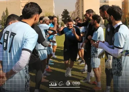 کیک‌مالی صورت وریا در تمرین استقلال