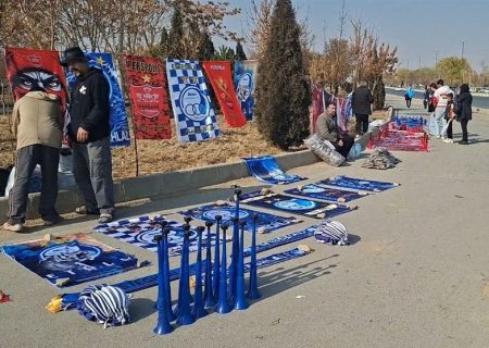 حاشیه دربی ۱۰۶| سنگ‌پرانی هواداران و فروش بلیت ۱۰ میلیون تومانی