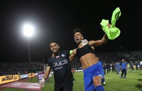 حسینی: آدم فرستادند تا علیه من شعار بدهند/در استقلال می‌مانم