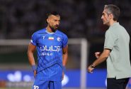 هواداران استقلال، رامین رضاییان را به زمین انداختند